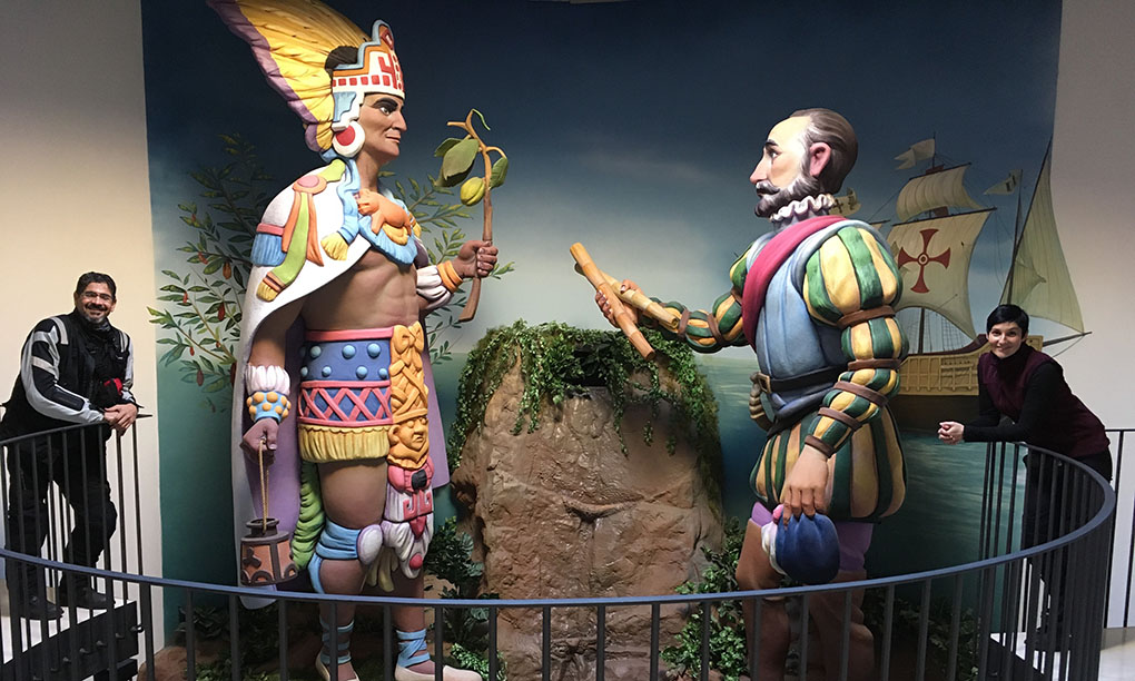 Estas estatuas gigantes reflejan la unión entre Europa y América. Estas estatuas gigantes reflejan la unión entre Europa y América.