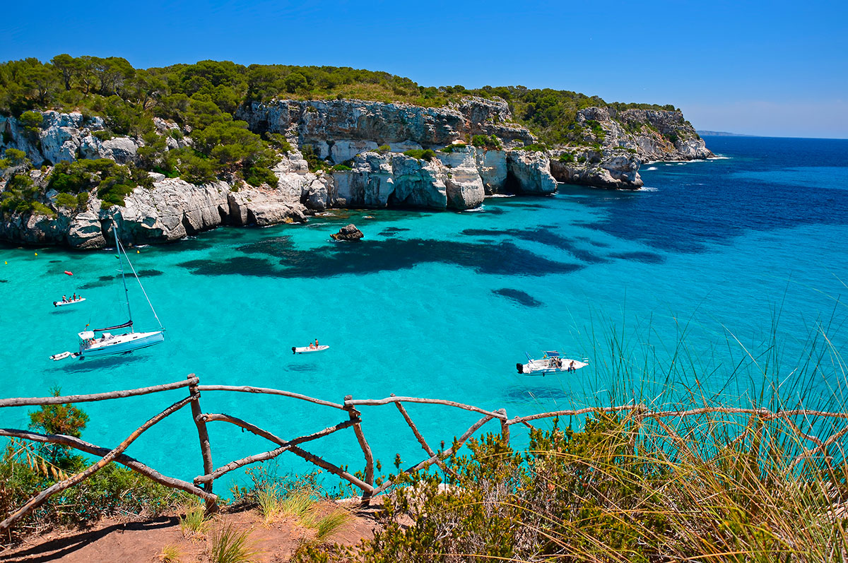 Uno no puede marcharase de la isla sin disfrutar de sus calas. Foto: Shutterstock. Uno no puede marcharase de la isla sin disfrutar de sus calas. Foto: Shutterstock.