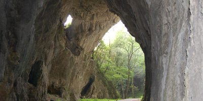 Interior de la cueva de Cullalvera. Interior de la cueva de Cullalvera.
