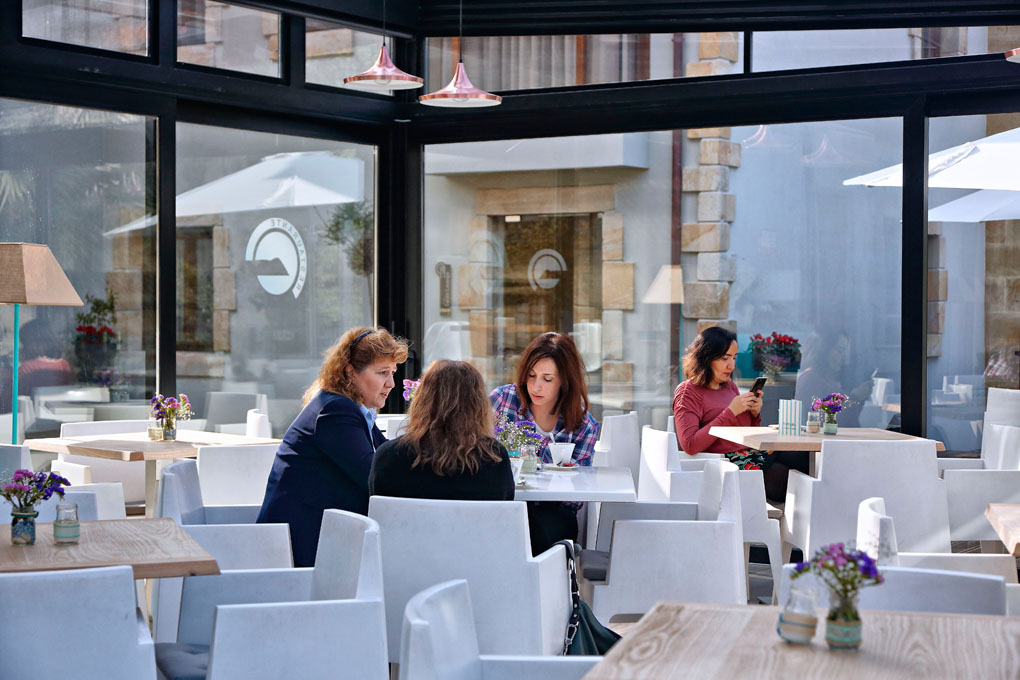 La cafetería acristalada, para disfrutar también cuando hace frío. La cafetería acristalada, para disfrutar también cuando hace frío.