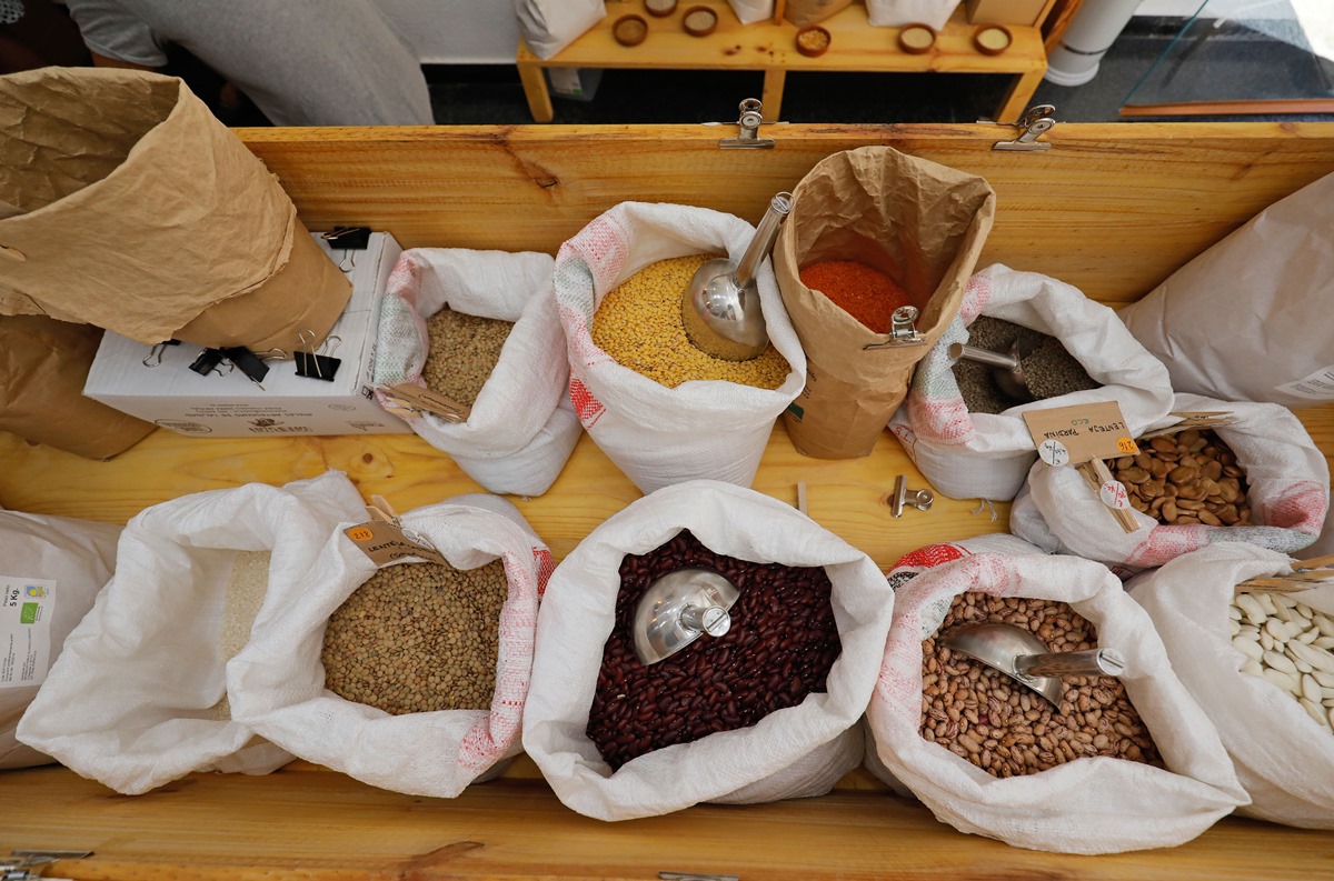 Alimentación de proximidad, producción ecológica y mínimos residuos son las máximas de 'Al Grano'. Alimentación de proximidad, producción ecológica y mínimos residuos son las máximas de 'Al Grano'.