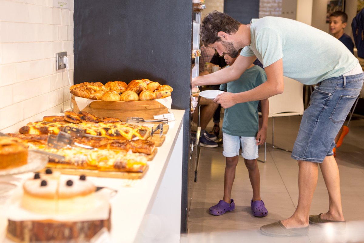 Pastelería y obrador Tugues (Lleida): zona de autoservicio de desayunos y meriendas Pastelería y obrador Tugues (Lleida): zona de autoservicio de desayunos y meriendas