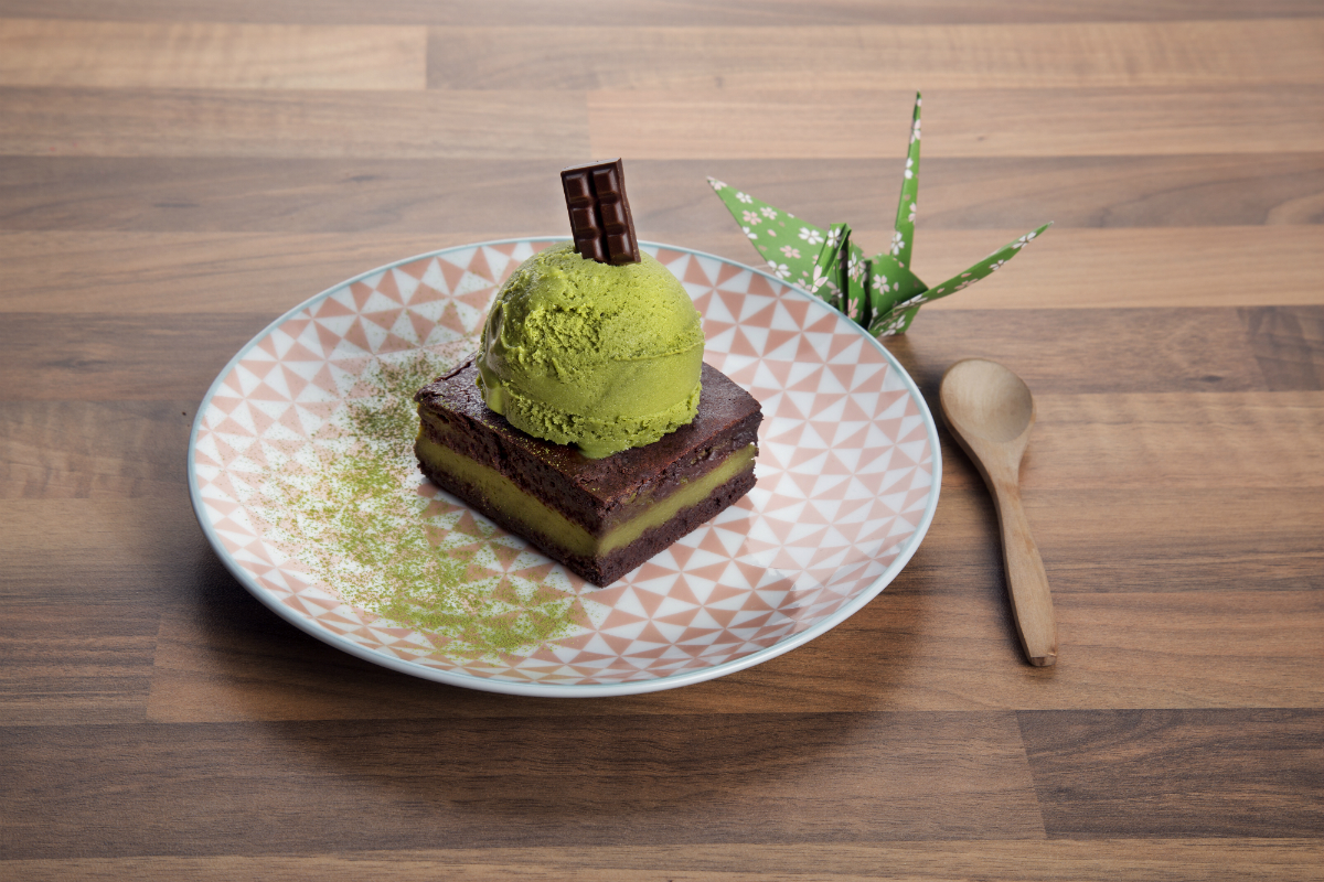 Brownie casero de chocolate y matcha con helado. / Foto: Okashi Sanda. Brownie casero de chocolate y matcha con helado. / Foto: Okashi Sanda.