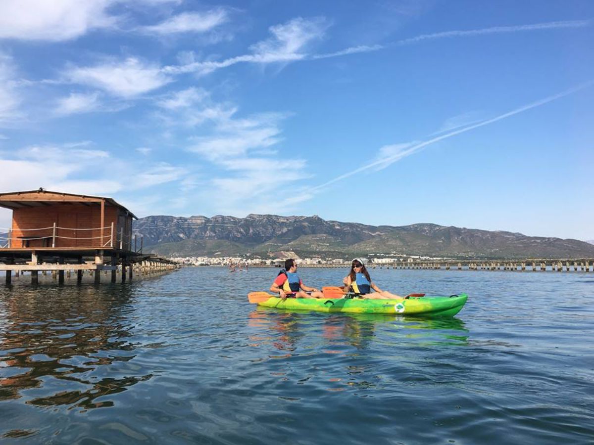 Remando en kayak junto a las bateas de mejillones de la Bahía dels Alfacs. Foto: Natura Aventura. Remando en kayak junto a las bateas de mejillones de la Bahía dels Alfacs. Foto: Natura Aventura.
