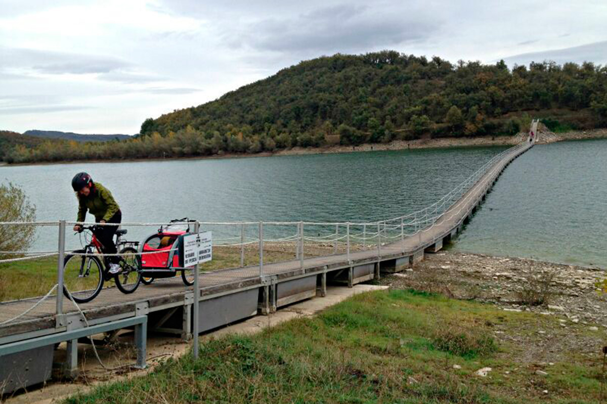 Pantano Ullibarri-Gamboa: Atravesando la pasarela del Zadorra. Pantano Ullibarri-Gamboa: Atravesando la pasarela del Zadorra.