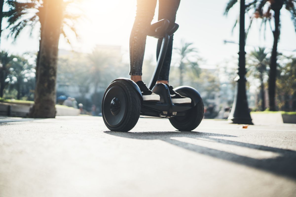 Patinete eléctrico por la ciudad. Patinete eléctrico por la ciudad.