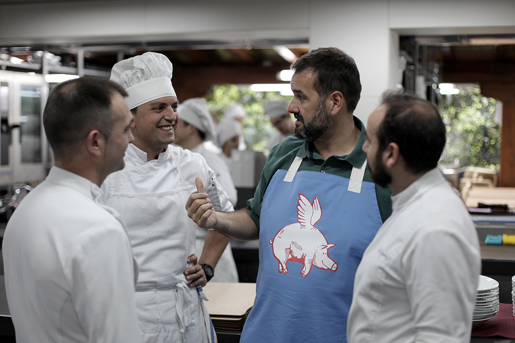 El cocinero, con su equipo. El cocinero, con su equipo.