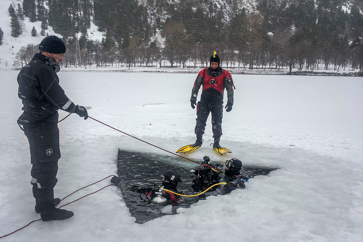 Se abre un triángulo en el hielo del lago y listo para lanzarse al agua. Se abre un triángulo en el hielo del lago y listo para lanzarse al agua.