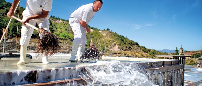Salineros trabajando en las eras para la obtención de sal. Salineros trabajando en las eras para la obtención de sal.