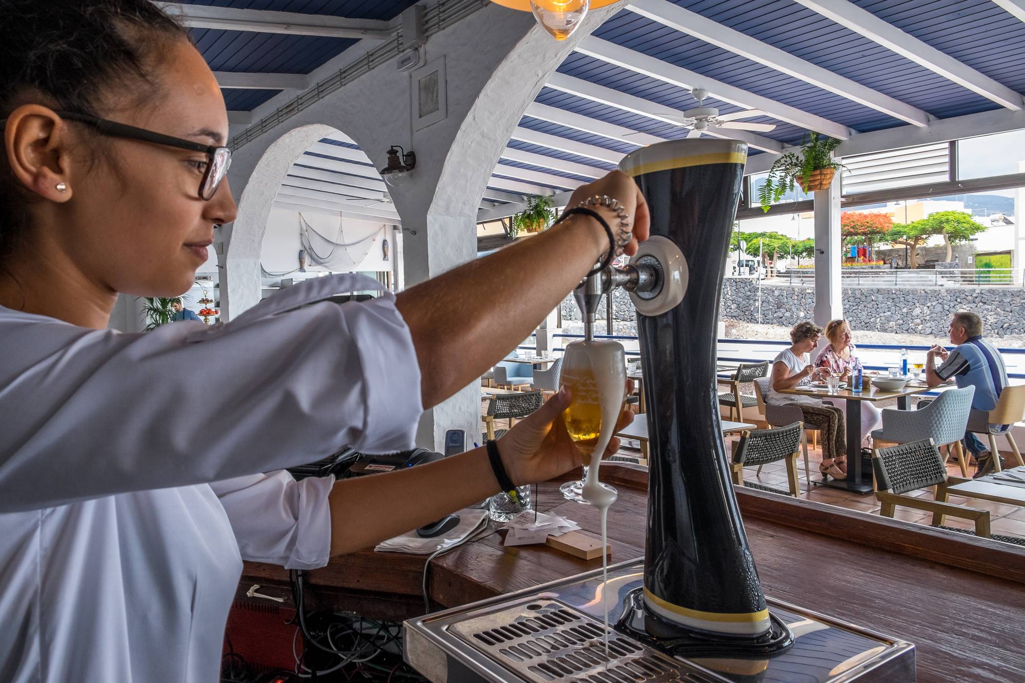 Si no te apetece sentarte a comer, siempre puedes tomar una cerveza acompañada de una tapa. Si no te apetece sentarte a comer, siempre puedes tomar una cerveza acompañada de una tapa.
