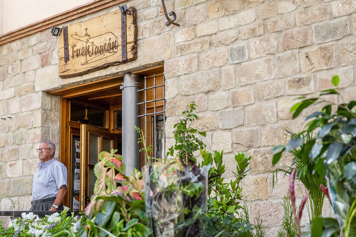 Un buen lugar para tomar una tapa de jamón de Teruel. Un buen lugar para tomar una tapa de jamón de Teruel.