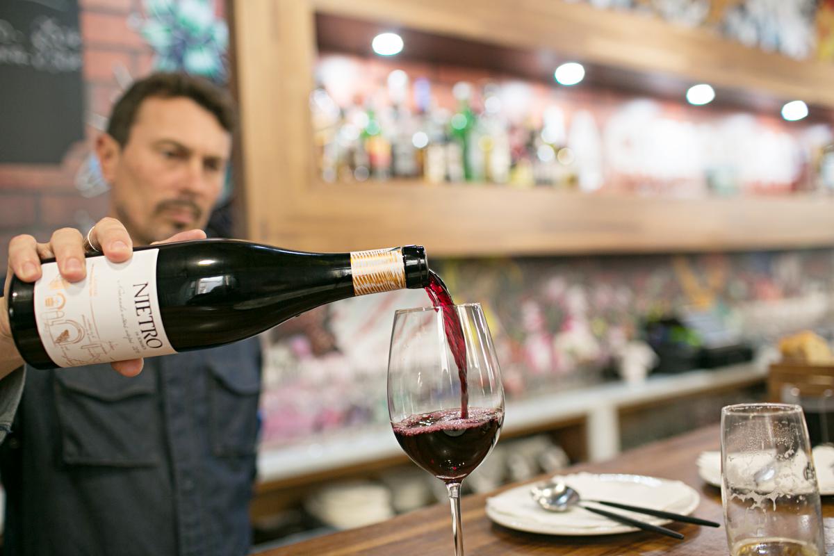 La carta de vino incluye más de 200 variedades. La carta de vino incluye más de 200 variedades.
