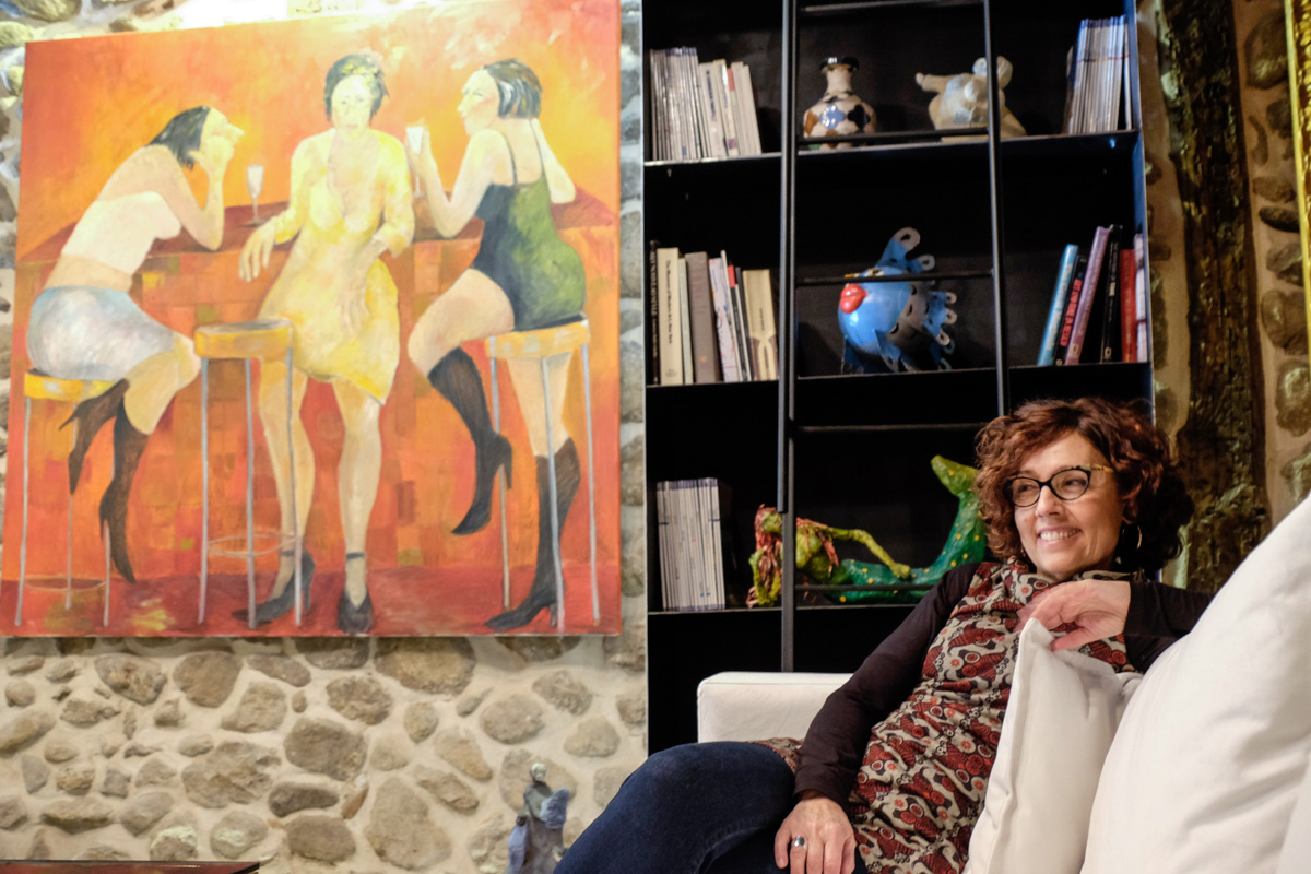 Marta Barrasa, una de las hermanas dueñas de la casa y de risa fácil posa en el salón. Marta Barrasa, una de las hermanas dueñas de la casa y de risa fácil posa en el salón.
