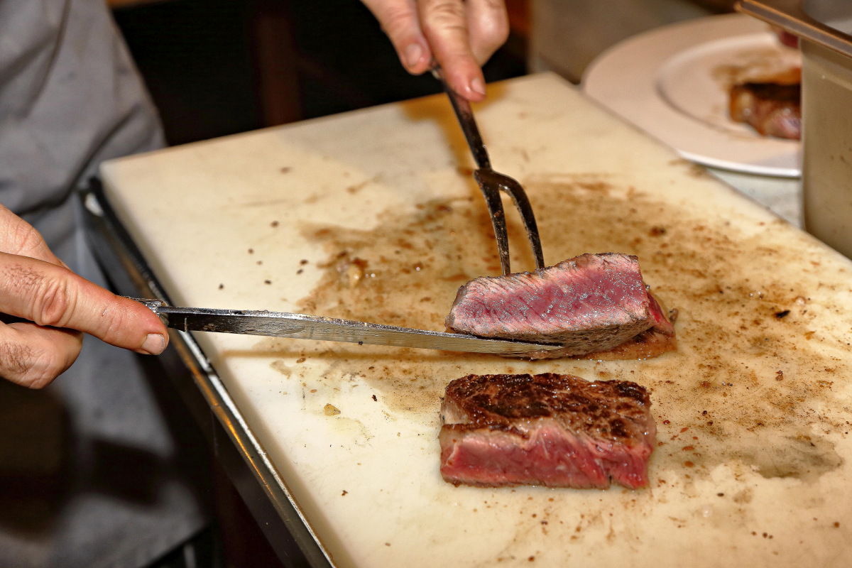 Trinchando la chuleta recién sacada de la parrilla en 'Casa Julián', Tolosa. Trinchando la chuleta recién sacada de la parrilla en 'Casa Julián', Tolosa.