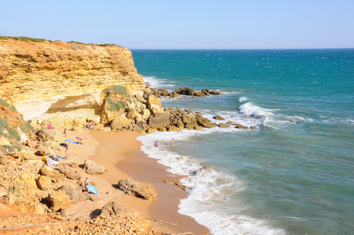 Un paisaje idílico de mar esmeralda rodeado de piedras rojizas. Foto: Shutterstock. Un paisaje idílico de mar esmeralda rodeado de piedras rojizas. Foto: Shutterstock.