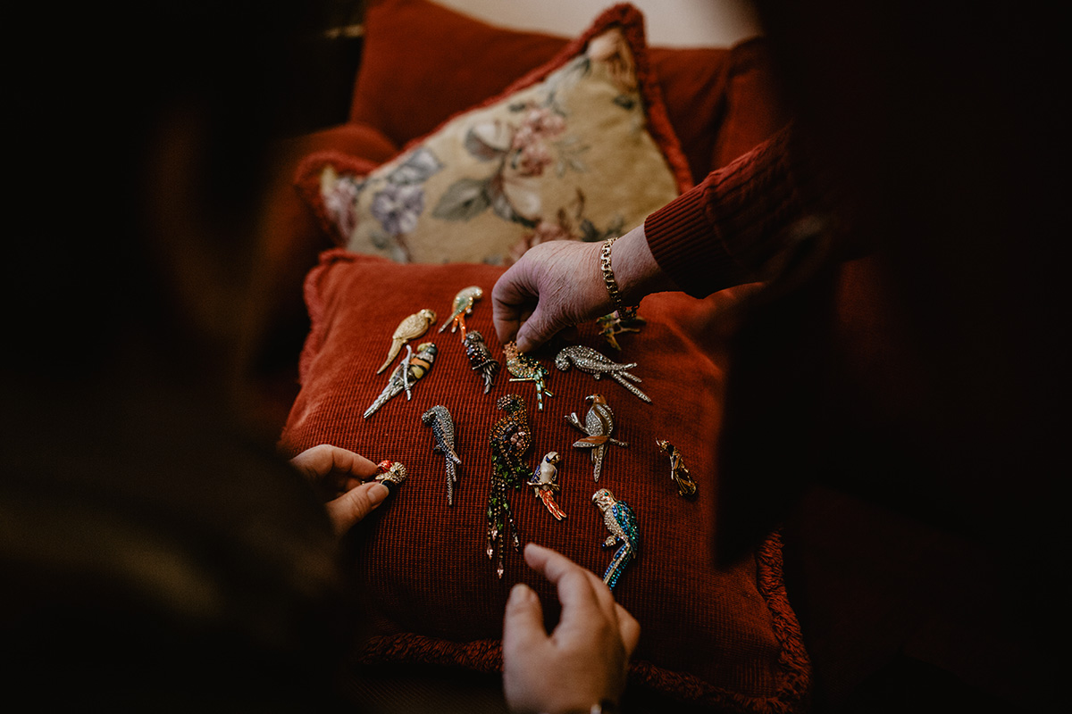 Muestra de la colección de broches de loros traídos por Gloria de sus viajes. Muestra de la colección de broches de loros traídos por Gloria de sus viajes.