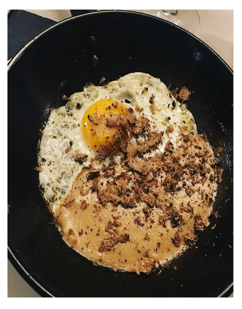 Los míticos huevos con trufa de Abraham García. Foto: Instagram. Los míticos huevos con trufa de Abraham García. Foto: Instagram.