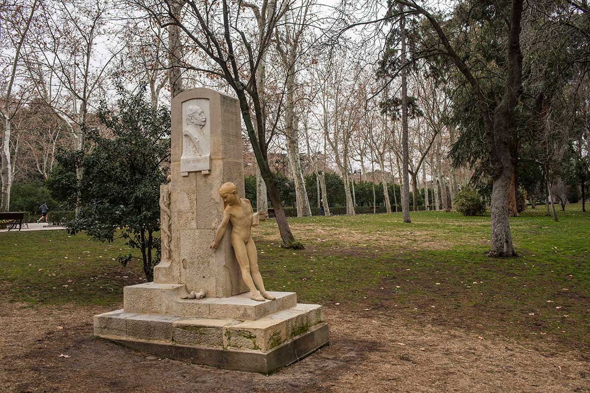 Otras estatuas, fuera del vivero, adornan los jardines del parque del Retiro. Otras estatuas, fuera del vivero, adornan los jardines del parque del Retiro.