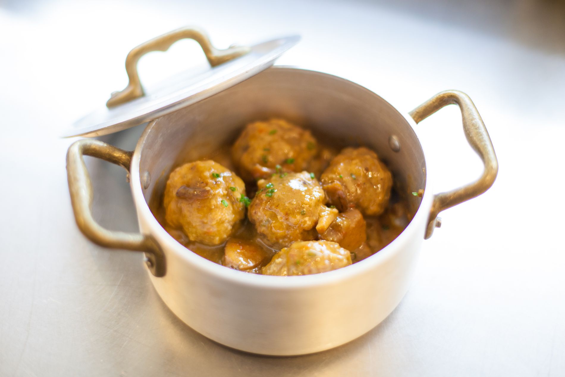 Guiso de albóndigas, un plato clásico pero que siempre apetece. Foto: Grill Room Bar Thonet. Guiso de albóndigas, un plato clásico pero que siempre apetece. Foto: Grill Room Bar Thonet.