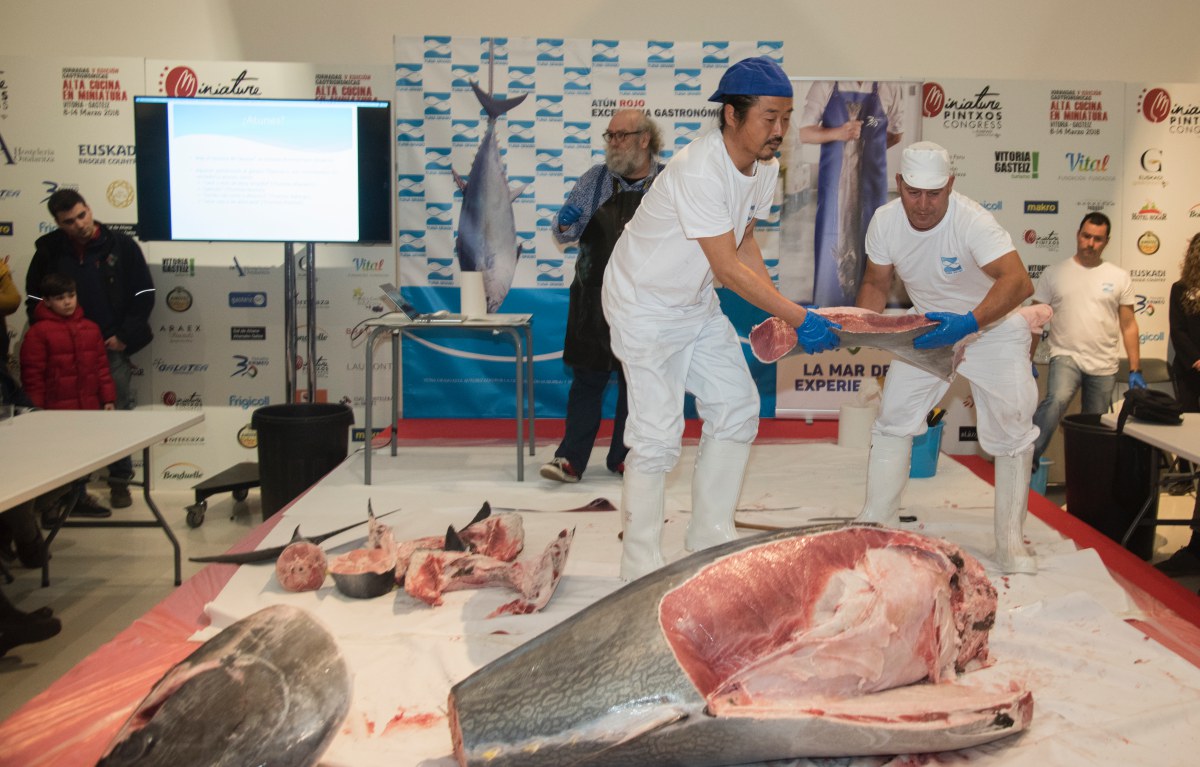 Para su despiece, los atuneros se ayudan de ganchos, afilados cuchillos y hachas. Foto cedida. Para su despiece, los atuneros se ayudan de ganchos, afilados cuchillos y hachas. Foto cedida.