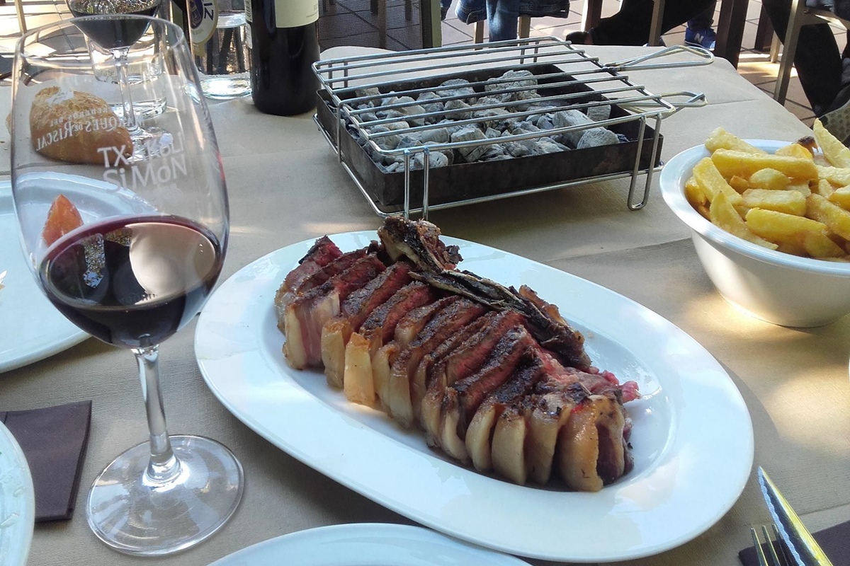 La carne a la brasa es una de las especialidades de 'Txakoli Simon'. Foto: Facebook. La carne a la brasa es una de las especialidades de 'Txakoli Simon'. Foto: Facebook.