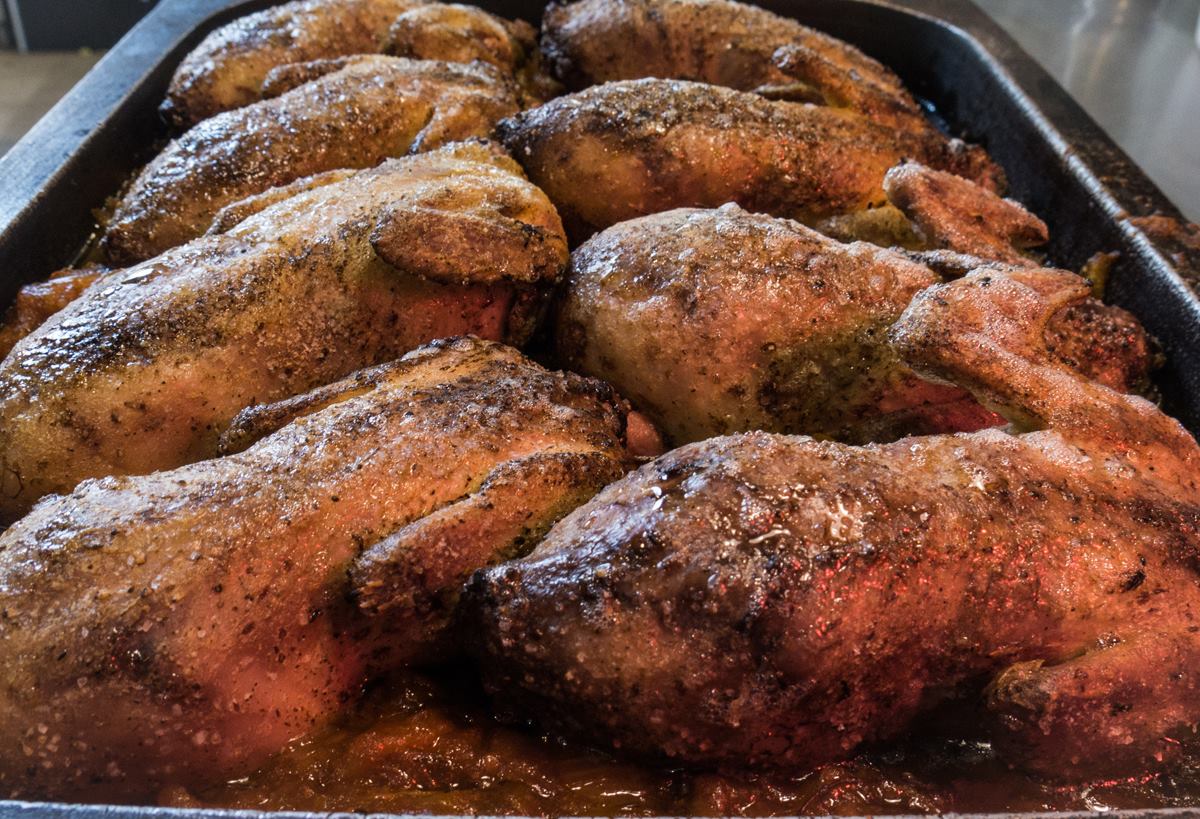 En 'Lakasa´ asan las codornices engrasadas enteras para luego despiezarlas en la mesa. Se acompañan de verduras rústicas y jugo de mandarinas y amontillado. En 'Lakasa´ asan las codornices engrasadas enteras para luego despiezarlas en la mesa. Se acompañan de verduras rústicas y jugo de mandarinas y amontillado.
