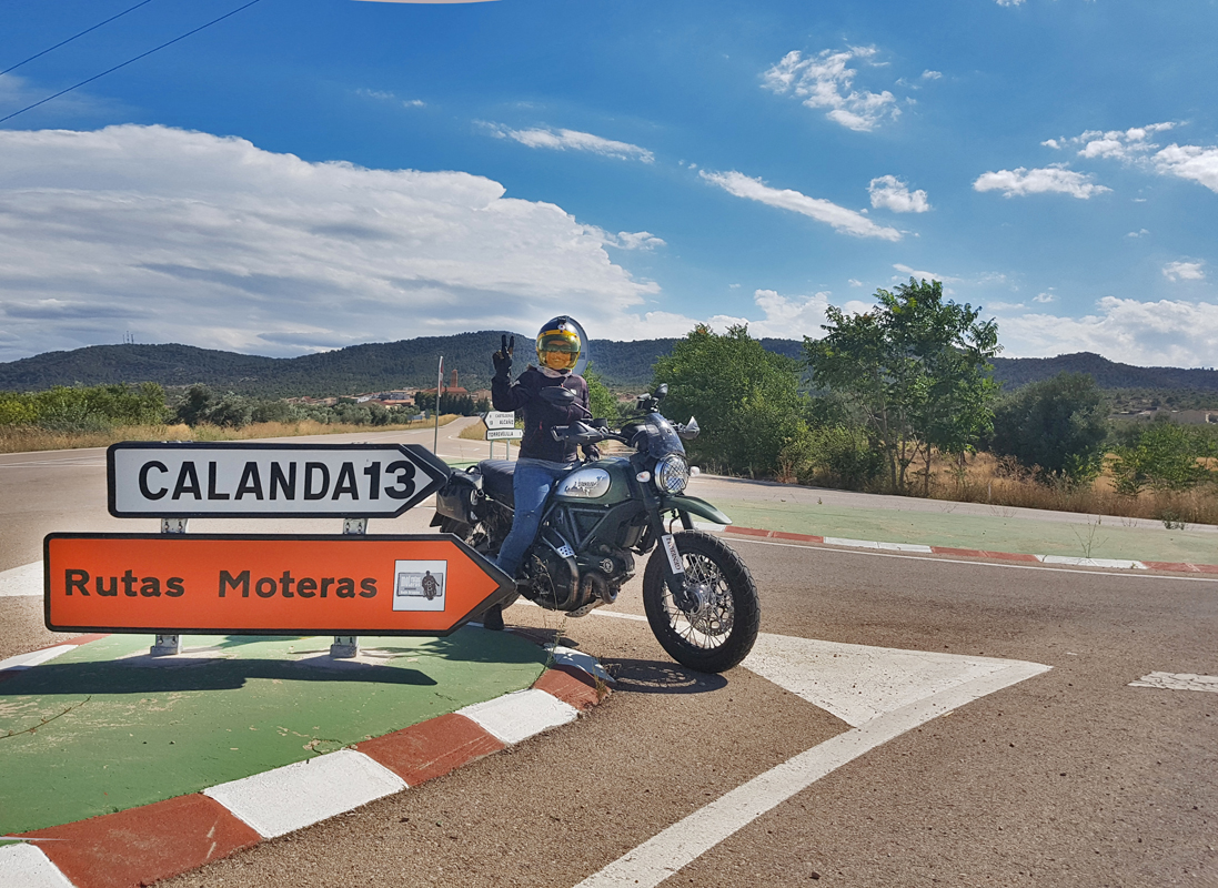 Junto a uno de los carteles de las Rutas Moteras. Junto a uno de los carteles de las Rutas Moteras.