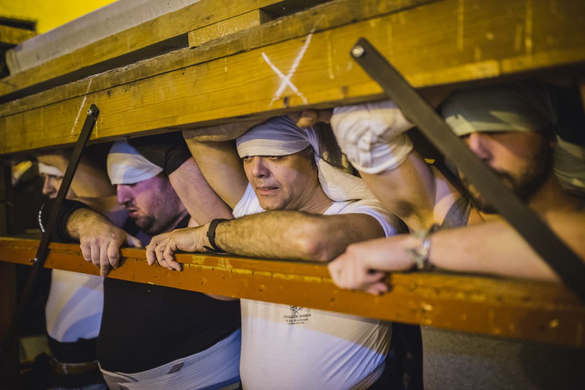 Los costaleros de la primera 'trabajadera' del palio de El Amor durante el último ensayo de esta Cuaresma. Los costaleros de la primera 'trabajadera' del palio de El Amor durante el último ensayo de esta Cuaresma.