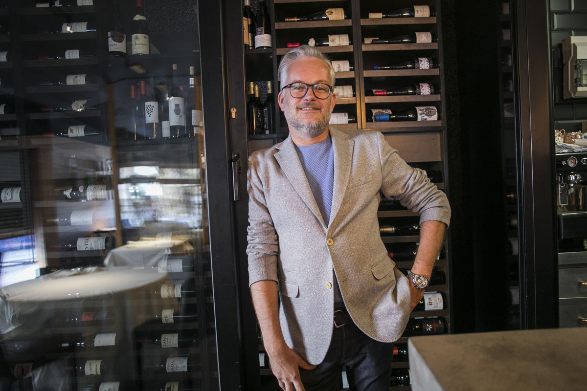 Jorne junto a la bodega que cuenta con más de 300 vinos de todo el mundo. Jorne junto a la bodega que cuenta con más de 300 vinos de todo el mundo.