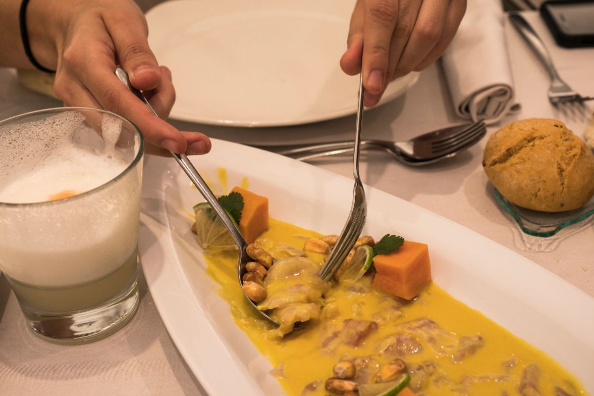 Ceviche de corvina del restaurante peruano Commo Fusión, en Valencia, junto a un pisco souer. Ceviche de corvina del restaurante peruano Commo Fusión, en Valencia, junto a un pisco souer.