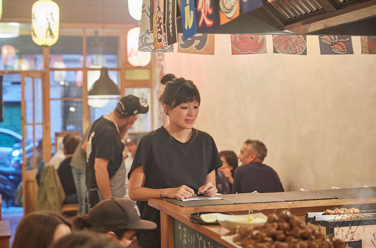 Una camarera espera en la barra del restaurante pop up del chef Aitor Olabegoya en Poble Sec (Barcelona). Una camarera espera en la barra del restaurante pop up del chef Aitor Olabegoya en Poble Sec (Barcelona).