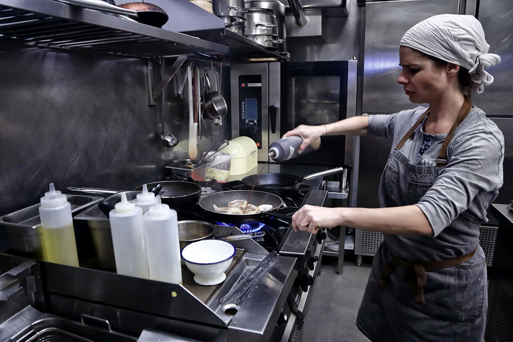 Jenni es la responsable de la cocina por las mañanas, mientras su pareja se encarga de ella en las cenas. Jenni es la responsable de la cocina por las mañanas, mientras su pareja se encarga de ella en las cenas.