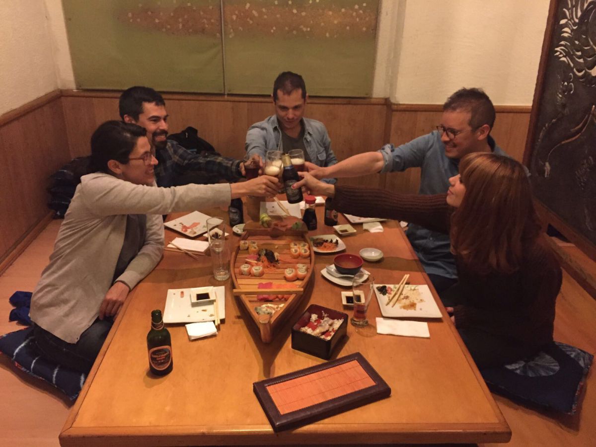 Comiendo con amigos en un restaurante japonés. Foto: Facebook. Comiendo con amigos en un restaurante japonés. Foto: Facebook.