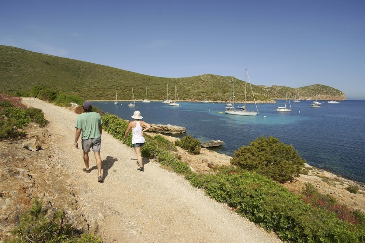 Cabrera también cuenta con diversos itinerarios para recorrer la zona a pie. Foto: Agefotostock. Cabrera también cuenta con diversos itinerarios para recorrer la zona a pie. Foto: Agefotostock.