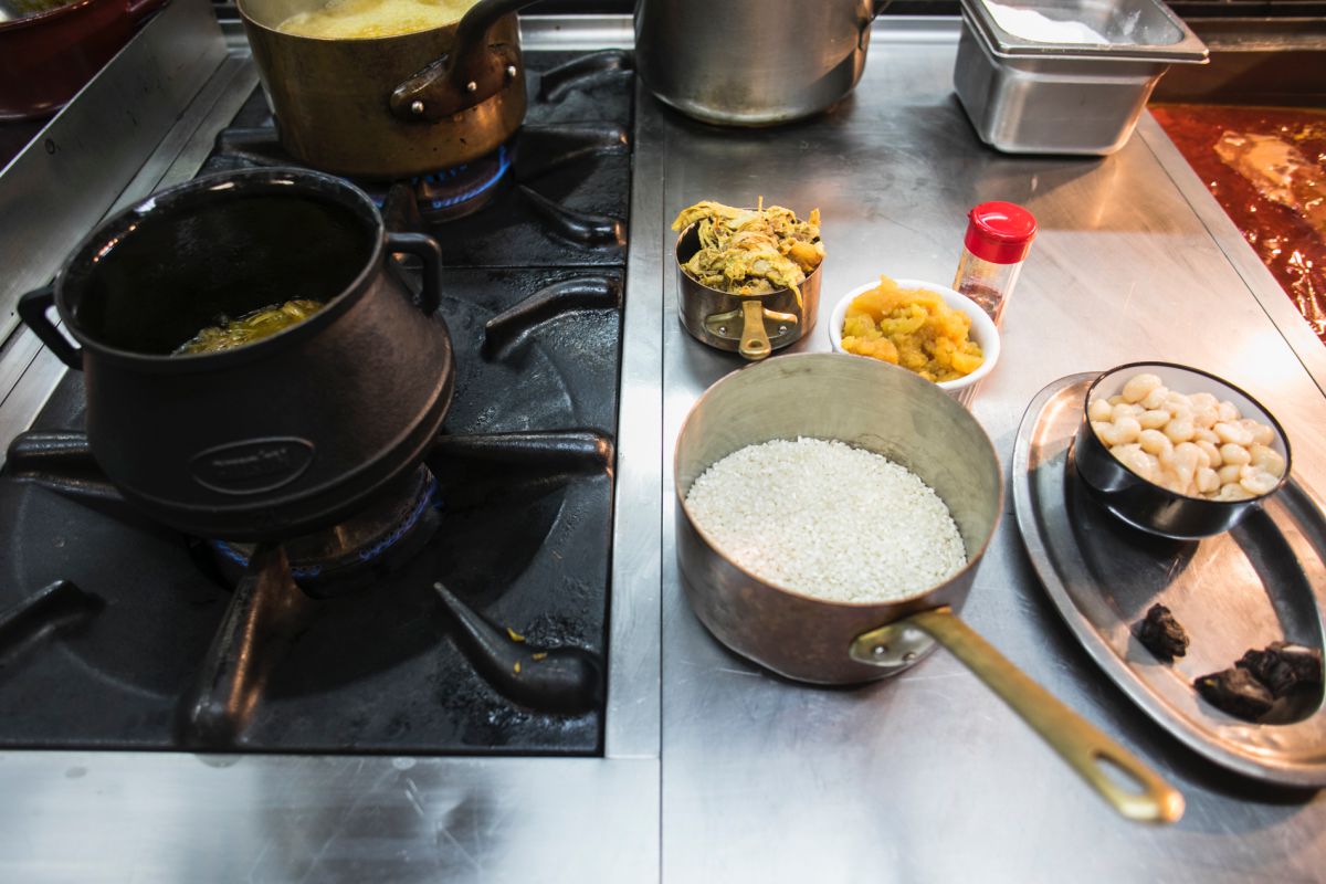 Los ingredientes para esta receta tradicional, listos en la cocina. Los ingredientes para esta receta tradicional, listos en la cocina.