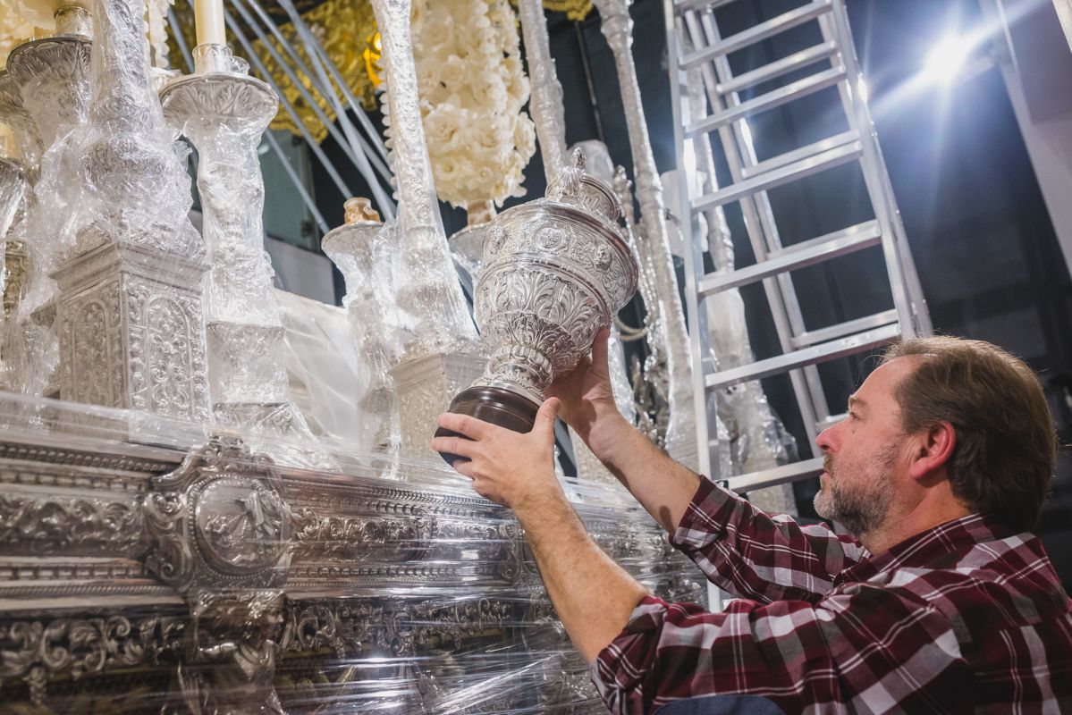 Uno de los priostes de la Hermandad de la Sed da lustre a la plata de la Virgen de Consolación. Uno de los priostes de la Hermandad de la Sed da lustre a la plata de la Virgen de Consolación.