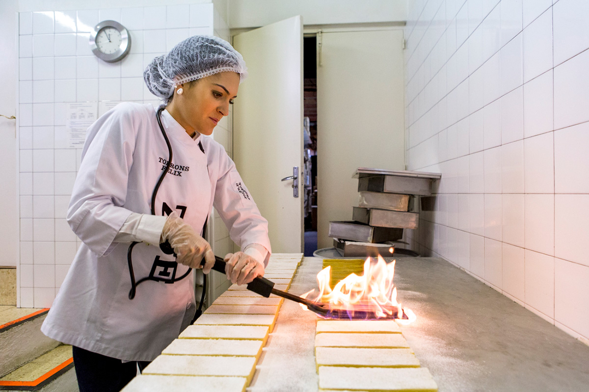 Para elaborar el turrón de yema quemada se pasa brevemente una resistencia sobre cada una de las piezas. Para elaborar el turrón de yema quemada se pasa brevemente una resistencia sobre cada una de las piezas.