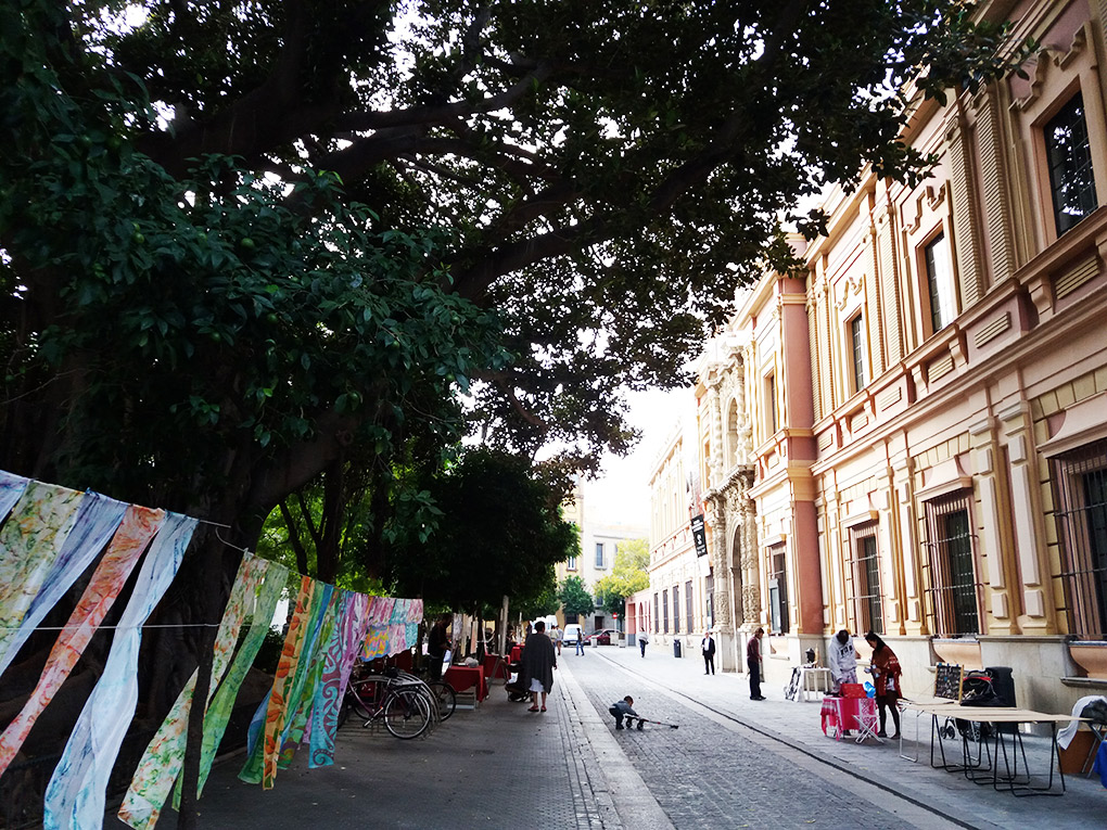 De paseo por el mercadillo. Foto: Mamadú Dabó. De paseo por el mercadillo. Foto: Mamadú Dabó.