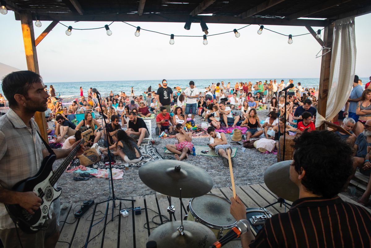 Rock, pop, jazz, latino, punk, surf, garage... son algunos de los ritmos que suenan en esta playa. Rock, pop, jazz, latino, punk, surf, garage... son algunos de los ritmos que suenan en esta playa.