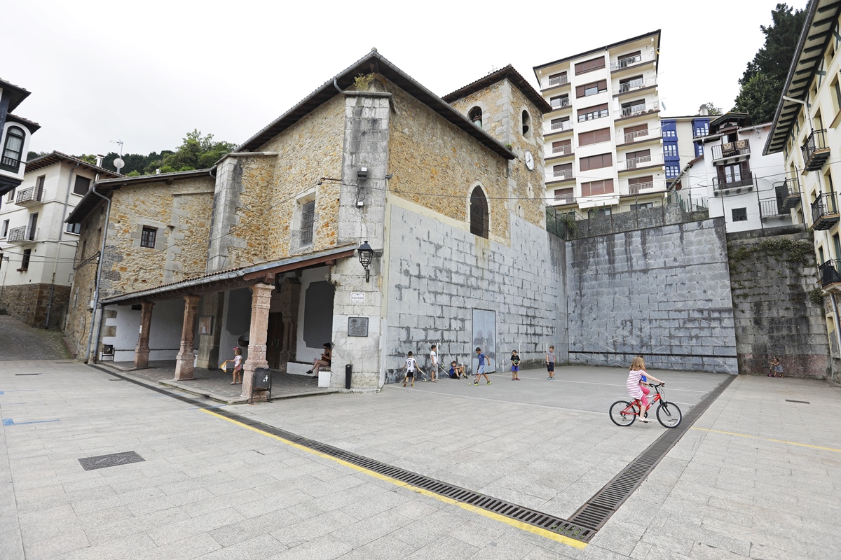 Las calles de Elantxobe, aunque sin monumentos importantes, conforman un panorama con encanto. Las calles de Elantxobe, aunque sin monumentos importantes, conforman un panorama con encanto.