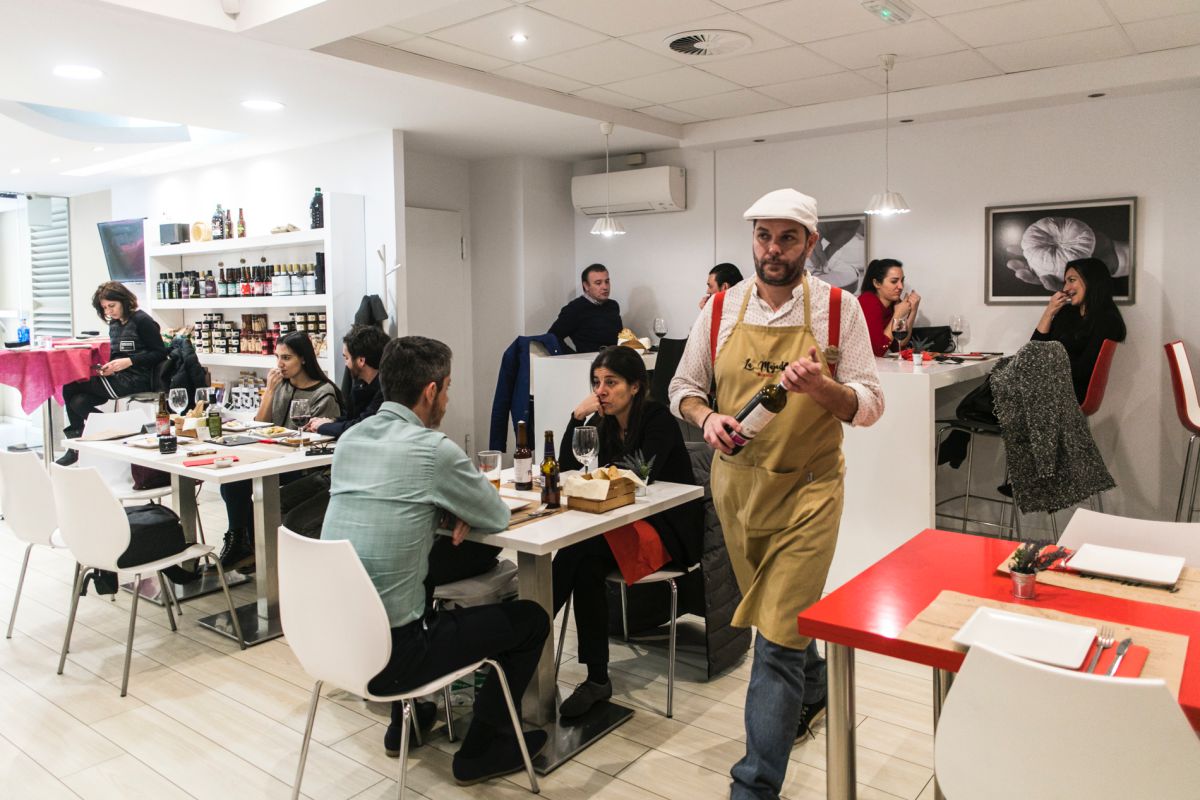 Por sus catas o por descubrir algún nuevo queso, siempre hay una buena razón para pasar por este local. Por sus catas o por descubrir algún nuevo queso, siempre hay una buena razón para pasar por este local.