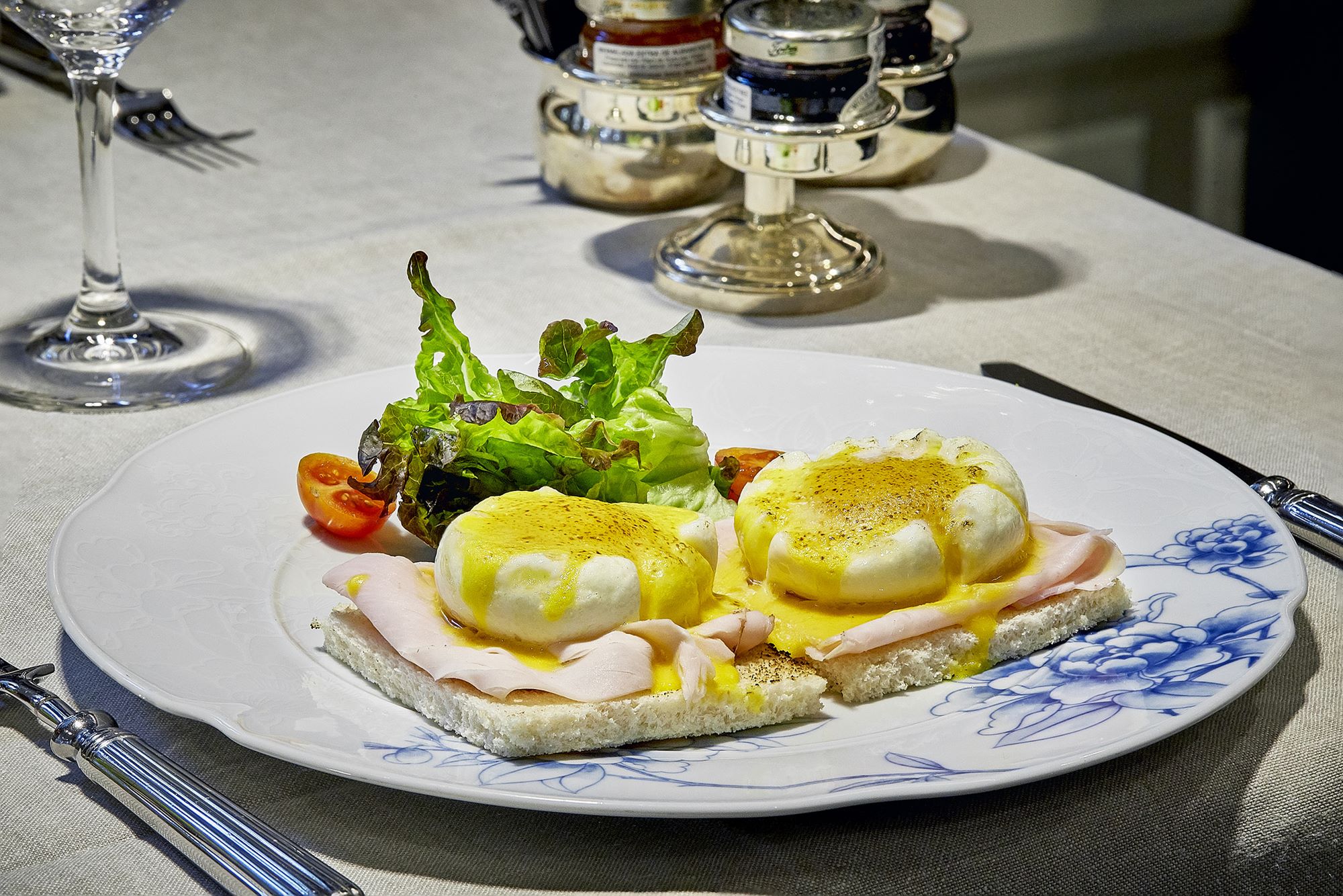 Huevos 'benedictine' en el 'brunch' de 'Haroma'. Foto: Facebook 'Heritage Madrid'. Huevos 'benedictine' en el 'brunch' de 'Haroma'. Foto: Facebook 'Heritage Madrid'.