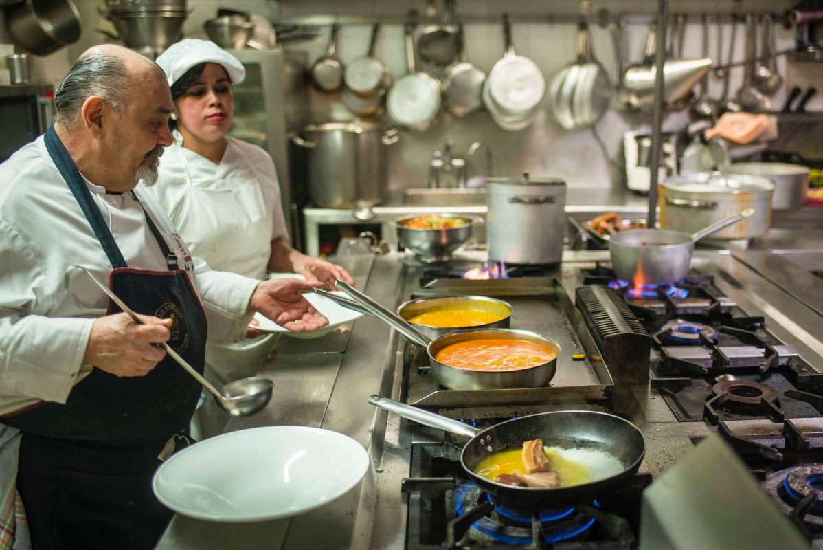 Julio Jañe, el jefe de cocina leonés, sirviendo los platos recién hechos. Julio Jañe, el jefe de cocina leonés, sirviendo los platos recién hechos.