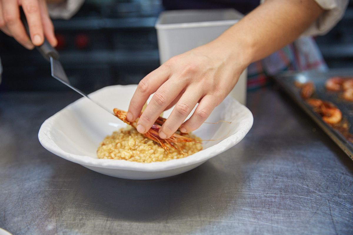 En el menú se encuentran platos más clásicos, como este arroz de gambas, y otros con un punto de riesgo. En el menú se encuentran platos más clásicos, como este arroz de gambas, y otros con un punto de riesgo.