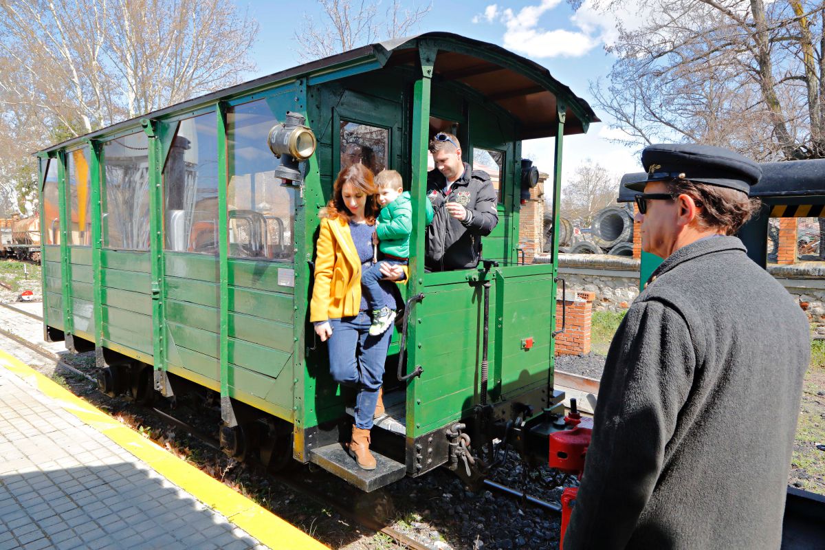 El tren lanzadera era una antiguo ferrocarril de carga. El tren lanzadera era una antiguo ferrocarril de carga.