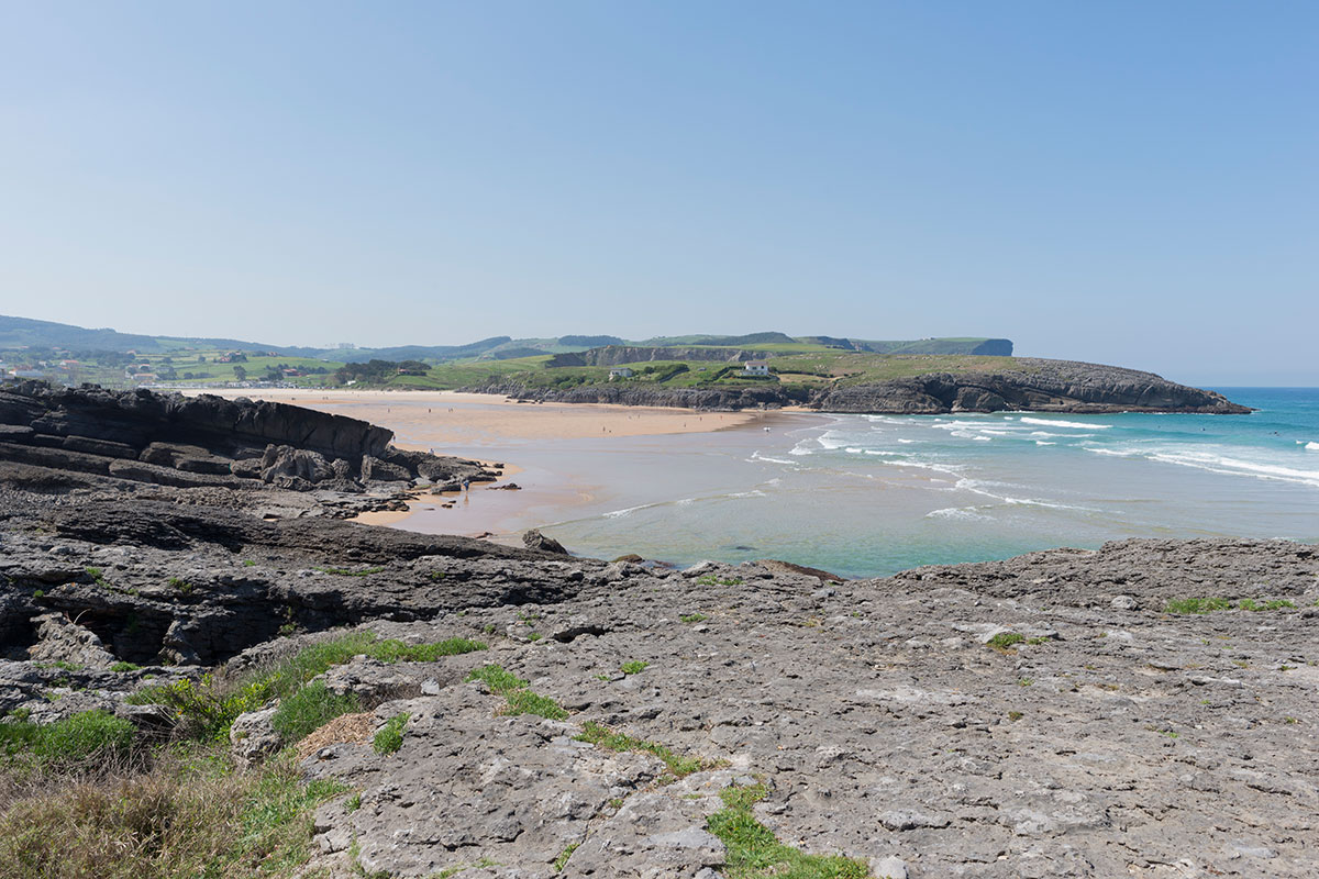 La playa de Cuberris es pequeña, pero una joya cántabra. Foto: Shutterstock La playa de Cuberris es pequeña, pero una joya cántabra. Foto: Shutterstock