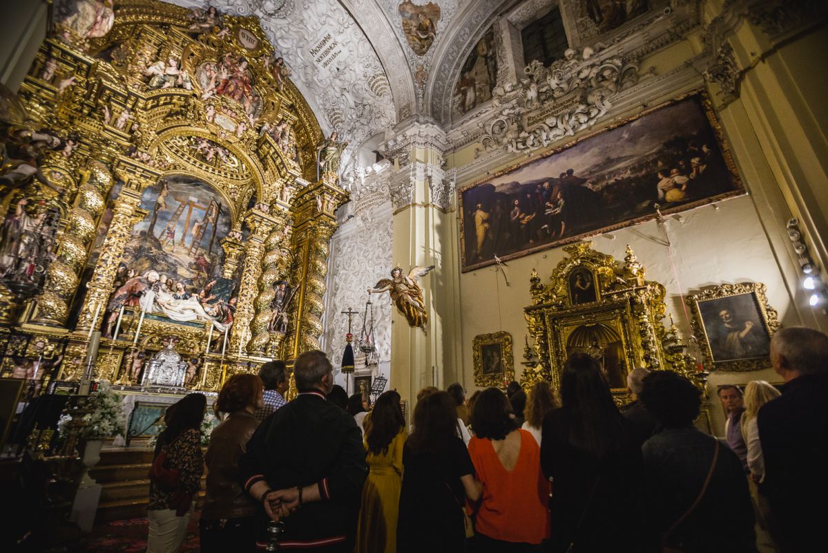 Los visitantes observan las obras del Hospital de la Caridad durante la visita nocturna, en Sevilla. Los visitantes observan las obras del Hospital de la Caridad durante la visita nocturna, en Sevilla.