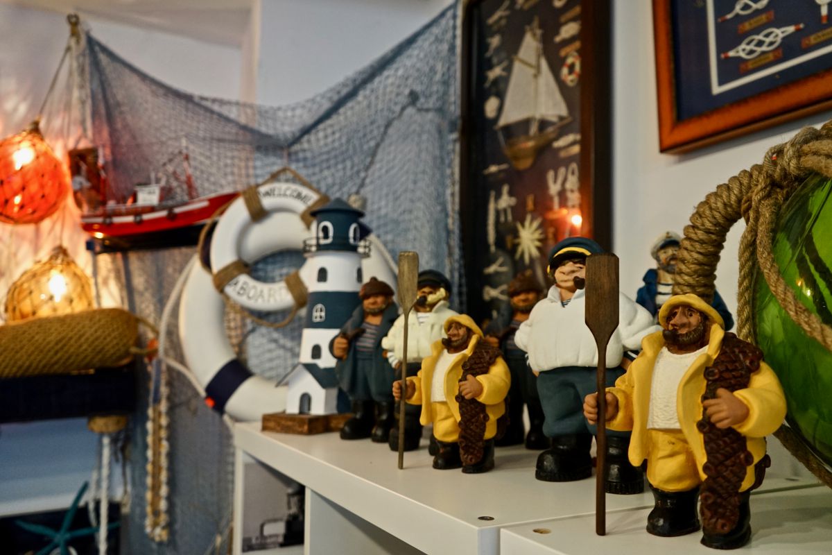 Artículos marinos en la tienda La Fragata, en Luarca, Asturias. Artículos marinos en la tienda La Fragata, en Luarca, Asturias.
