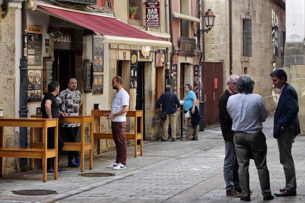 Y cuando no haya actuaciones, unos pinchos en la calle Laurel. Foto: Roberto Ranero. Y cuando no haya actuaciones, unos pinchos en la calle Laurel. Foto: Roberto Ranero.