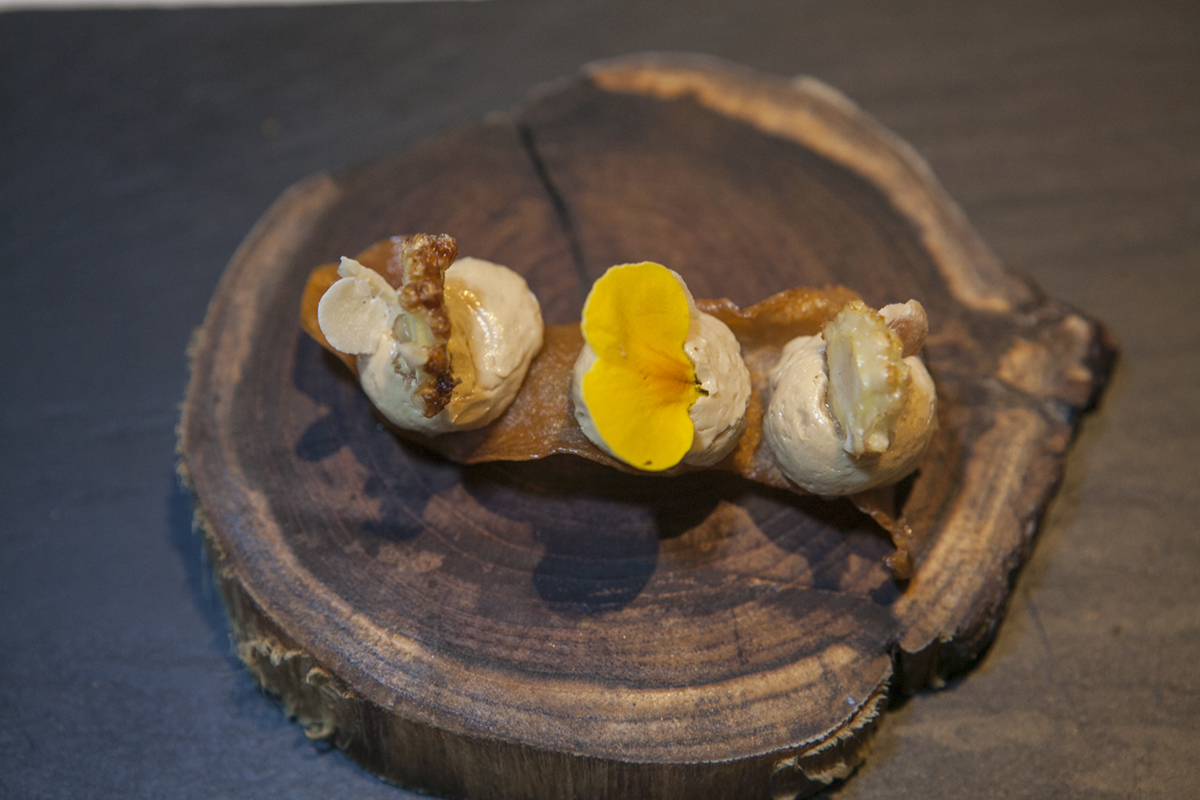 Uno de los cuatro aperitivos, este, brandada de bacalao. Muy cuidados. Uno de los cuatro aperitivos, este, brandada de bacalao. Muy cuidados.
